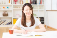 勉強する女性