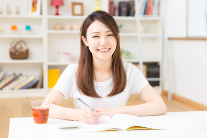 勉強する女性