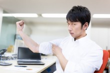頑張る男