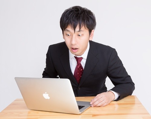 驚く男