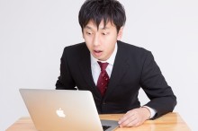 驚く男