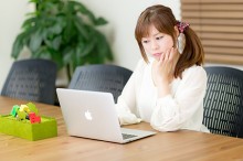 パソコンをする女性