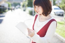 読書する女性